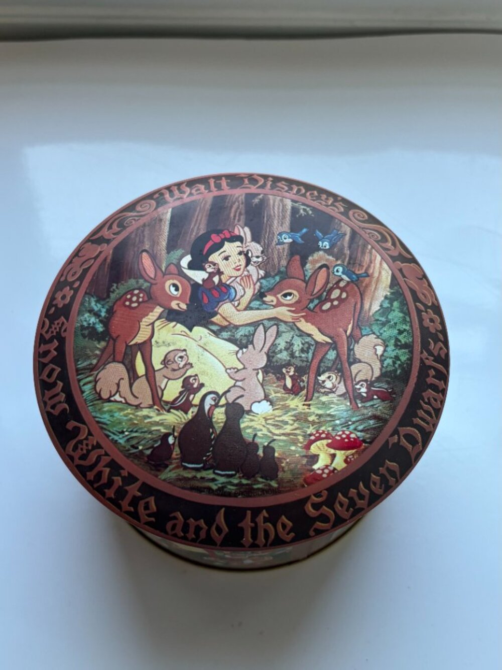 Vintage Walt Disney Snow White & Seven Dwarfs Tin Made in England 5.5